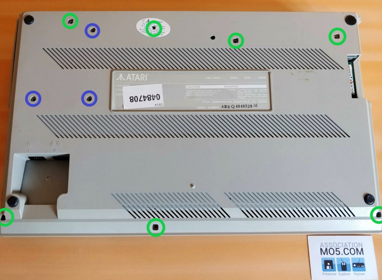 Photo du dessous d'un Atari 1040 STf