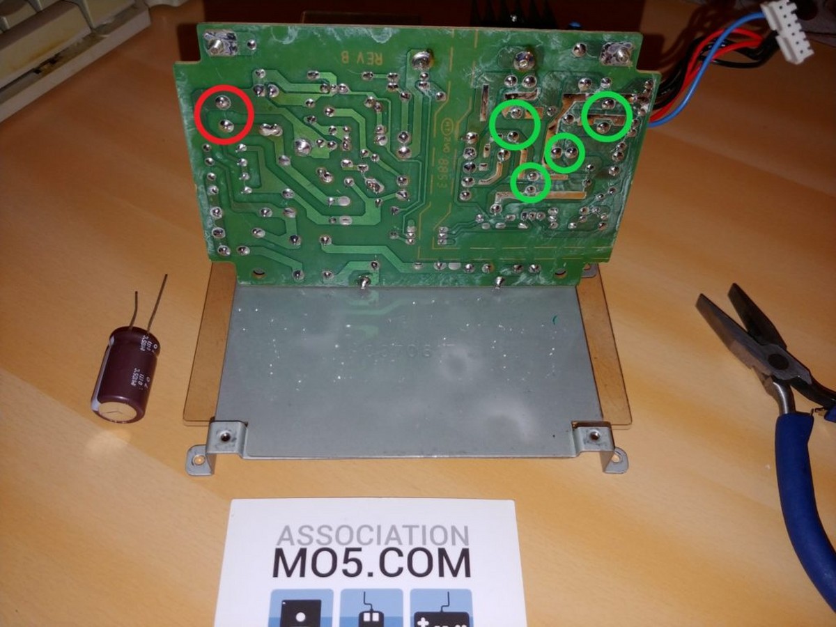 Photo du dessous du circuit d'alimentation d'un Atari STf