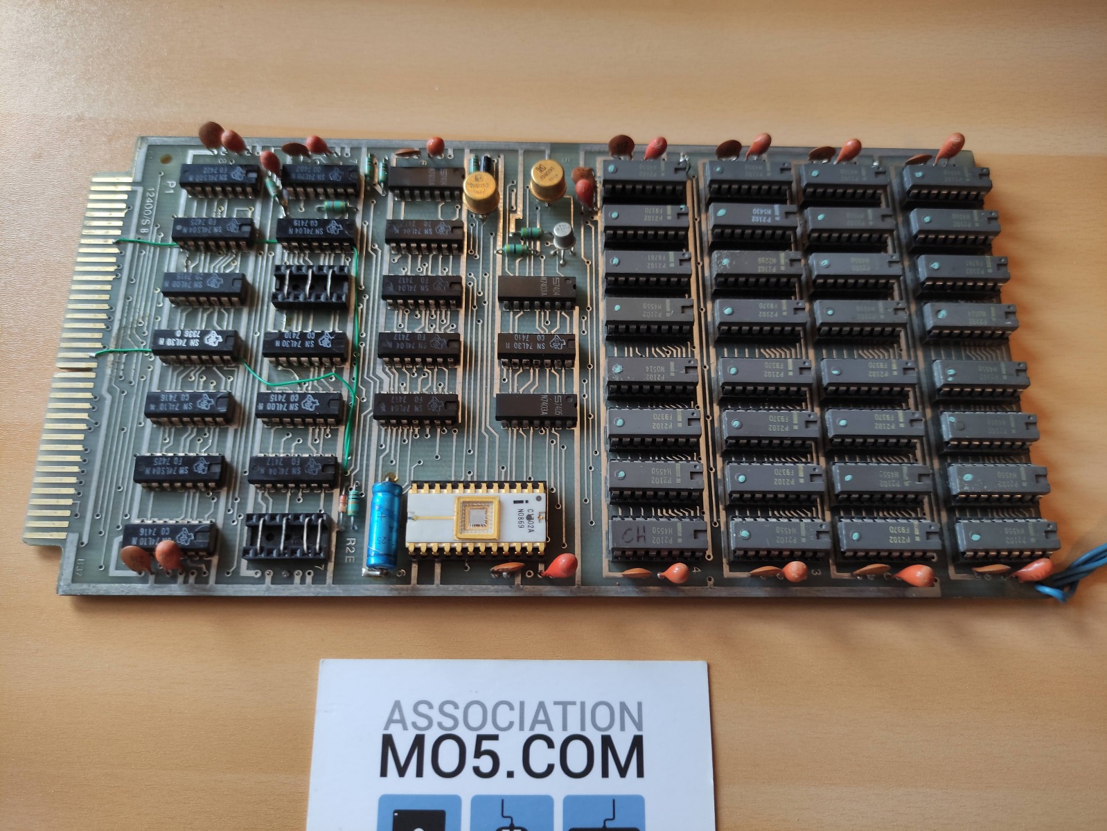 Une carte avec 2 Ko de RAM et une ROM de boot (le bootloader de la machine) de 256 octets