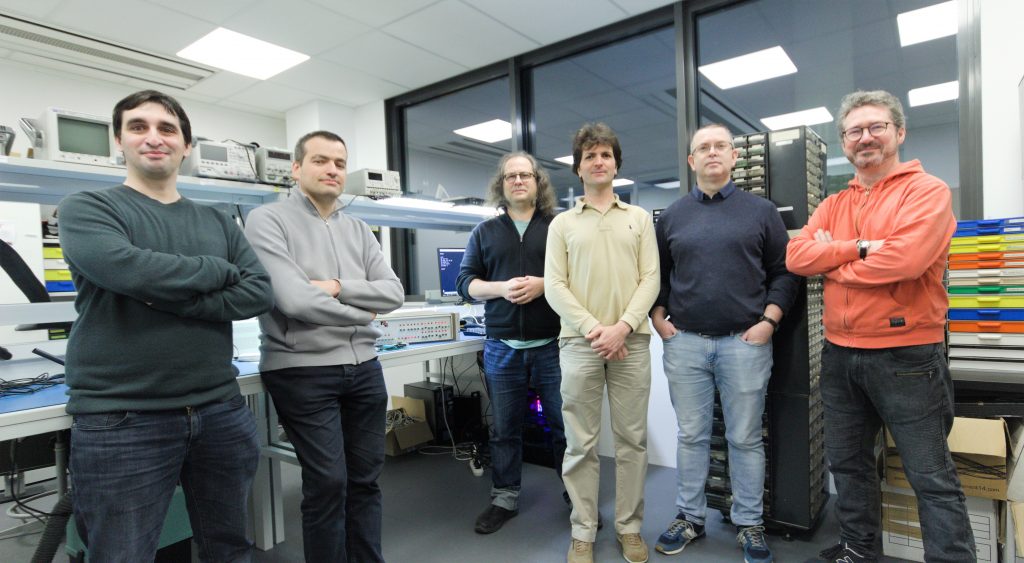 Une partie de l'équipe de restauration du Micral N dans les locaux de Viveris. De gauche à droite : Antoine, Jean-François, Sylvain, Yoann, Philippe et Hervé