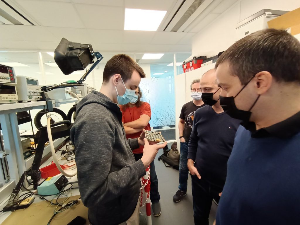 L'équipe se réunit une nouvelle fois chez Viveris pour continuer d'analyser les cartes électroniques de notre Micral N